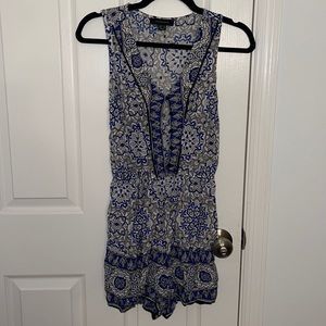 Cute blue patterned romper Size 8